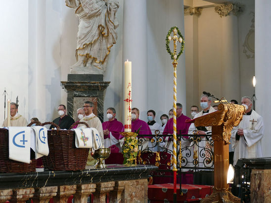 Diakonenweihe im Fuldaer Dom (Foto: Karl-Franz Thiede)